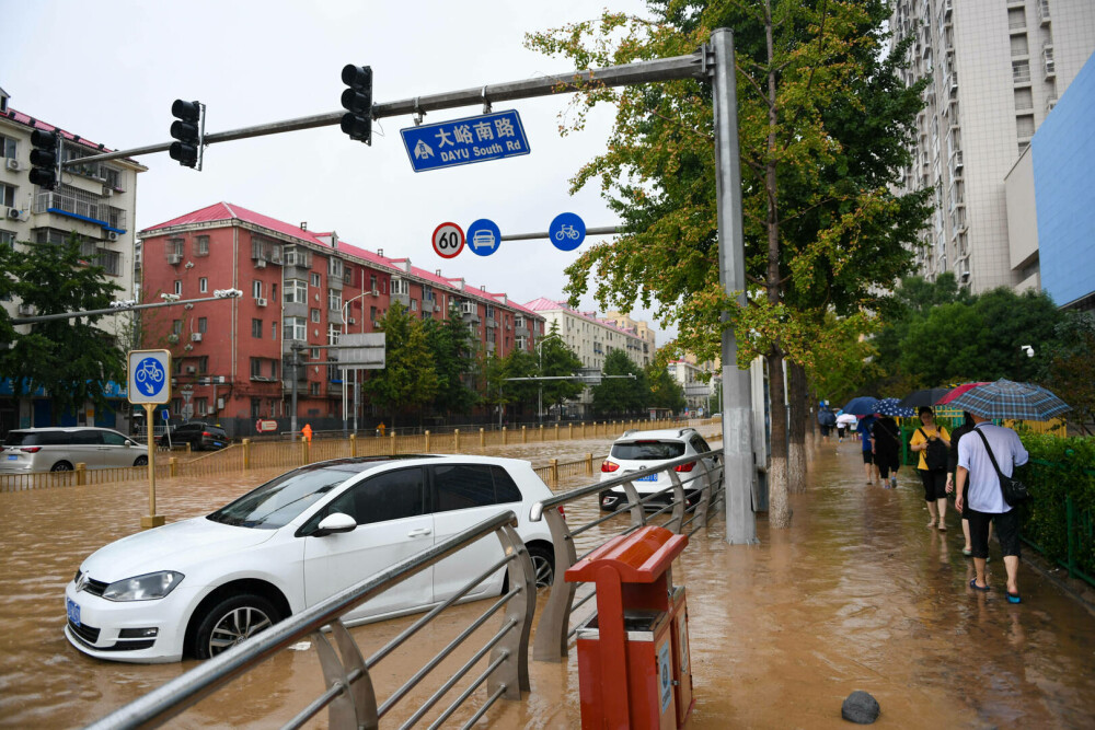 Ploile și inundațiile au semănat dezastru în Beijing și orașele din apropiere. cel puţin 11 morţi şi 27, dispăruţi | FOTO - Imaginea 19