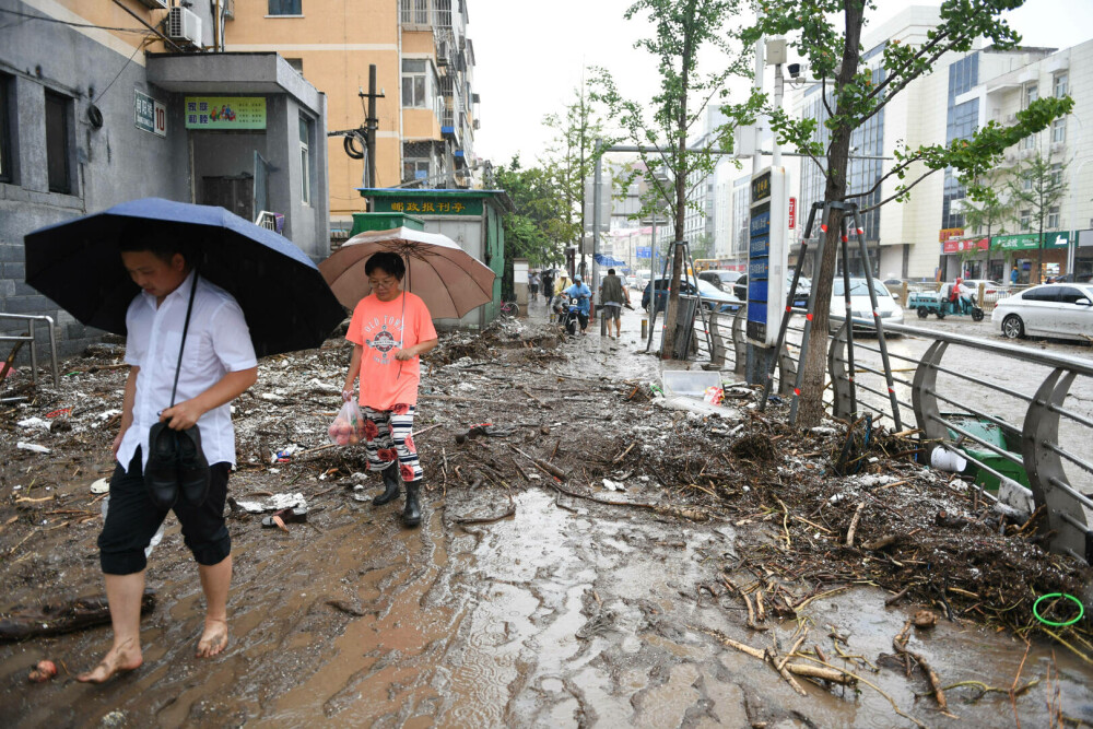 Ploile și inundațiile au semănat dezastru în Beijing și orașele din apropiere. cel puţin 11 morţi şi 27, dispăruţi | FOTO - Imaginea 20