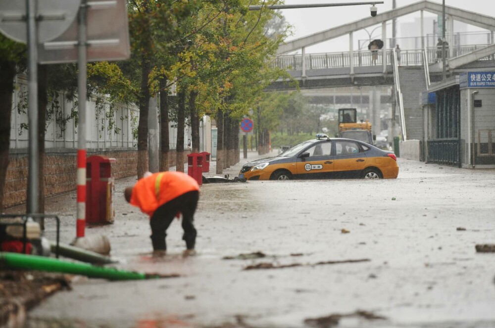 Ploile și inundațiile au semănat dezastru în Beijing și orașele din apropiere. cel puţin 11 morţi şi 27, dispăruţi | FOTO - Imaginea 24