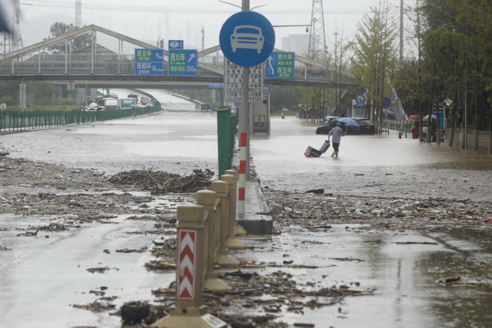 Ploile și inundațiile au semănat dezastru în Beijing și orașele din apropiere. cel puţin 11 morţi şi 27, dispăruţi | FOTO - Imaginea 32