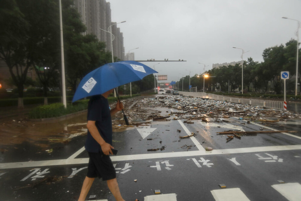 Ploile și inundațiile au semănat dezastru în Beijing și orașele din apropiere. cel puţin 11 morţi şi 27, dispăruţi | FOTO - Imaginea 33