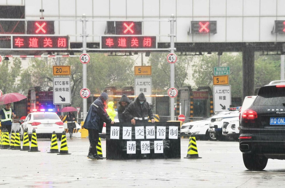 Ploile și inundațiile au semănat dezastru în Beijing și orașele din apropiere. cel puţin 11 morţi şi 27, dispăruţi | FOTO - Imaginea 34