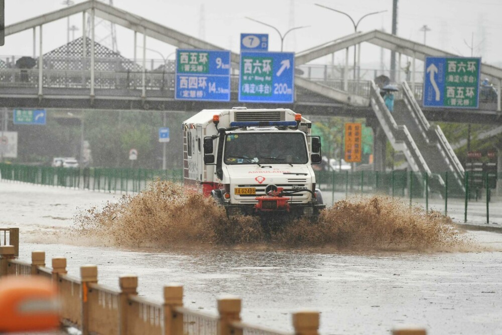 Ploile și inundațiile au semănat dezastru în Beijing și orașele din apropiere. cel puţin 11 morţi şi 27, dispăruţi | FOTO - Imaginea 35