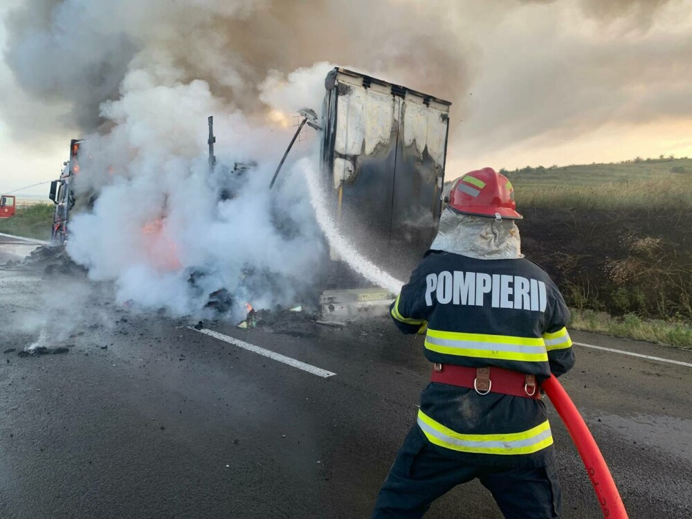 Un TIR a luat foc pe DN 56 A, în Mehedinți. Șoferul, cetățean străin, a murit | FOTO și VIDEO - Imaginea 1