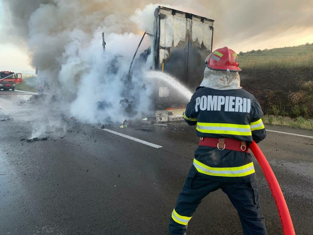 Un TIR a luat foc pe DN 56 A, în Mehedinți. Șoferul, cetățean străin, a murit | FOTO și VIDEO - Imaginea 2