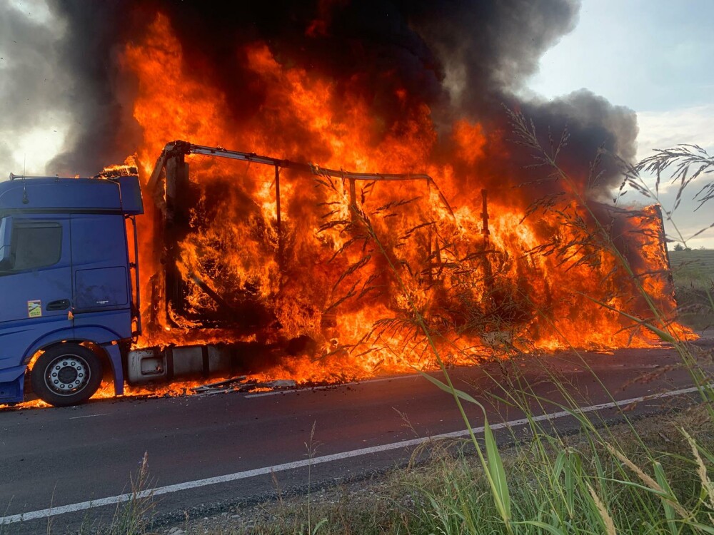 Un TIR a luat foc pe DN 56 A, în Mehedinți. Șoferul, cetățean străin, a murit | FOTO și VIDEO - Imaginea 4