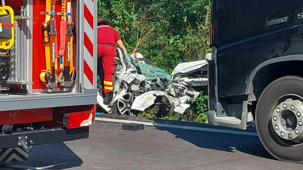 Accident grav pe Valea Oltului. O persoană a murit după ce a intrat cu mașina într-un TIR - Imaginea 1