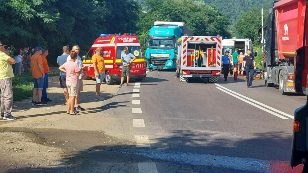 Accident grav pe Valea Oltului. O persoană a murit după ce a intrat cu mașina într-un TIR - Imaginea 2