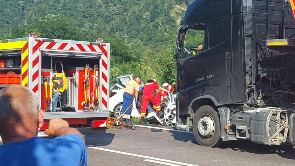 Accident grav pe Valea Oltului. O persoană a murit după ce a intrat cu mașina într-un TIR - Imaginea 3