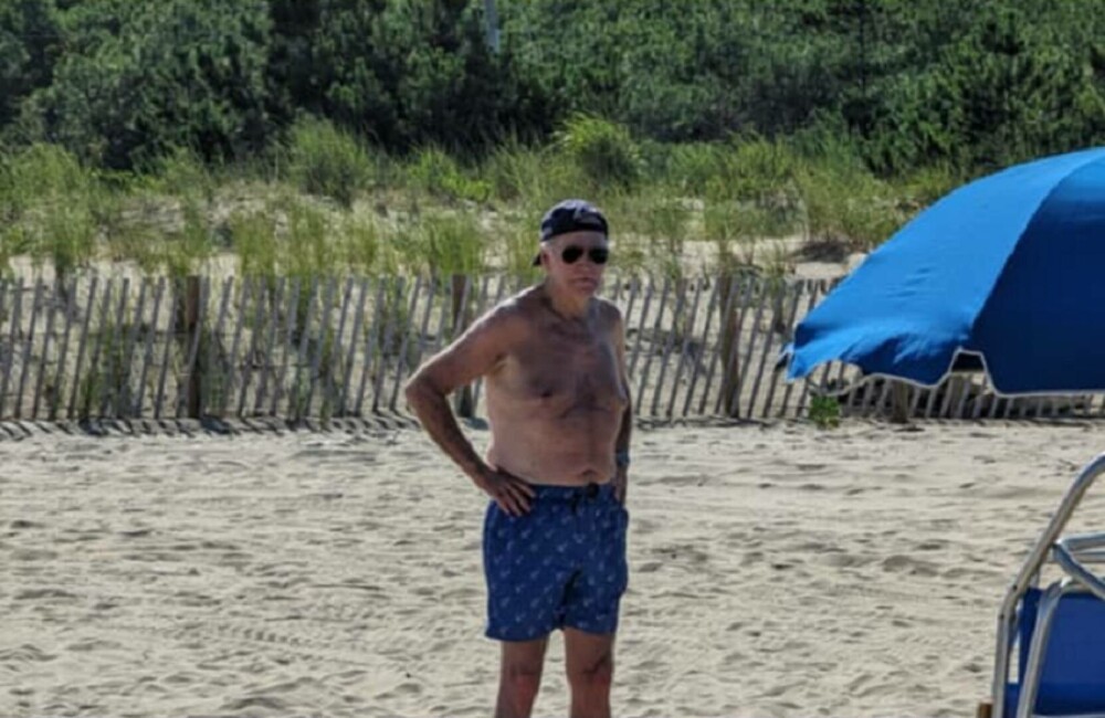 Joe Biden, surprins la bustul gol pe plajă, la Rehoboth Beach. Preşedintele american a stârnit un val de critici - Imaginea 1