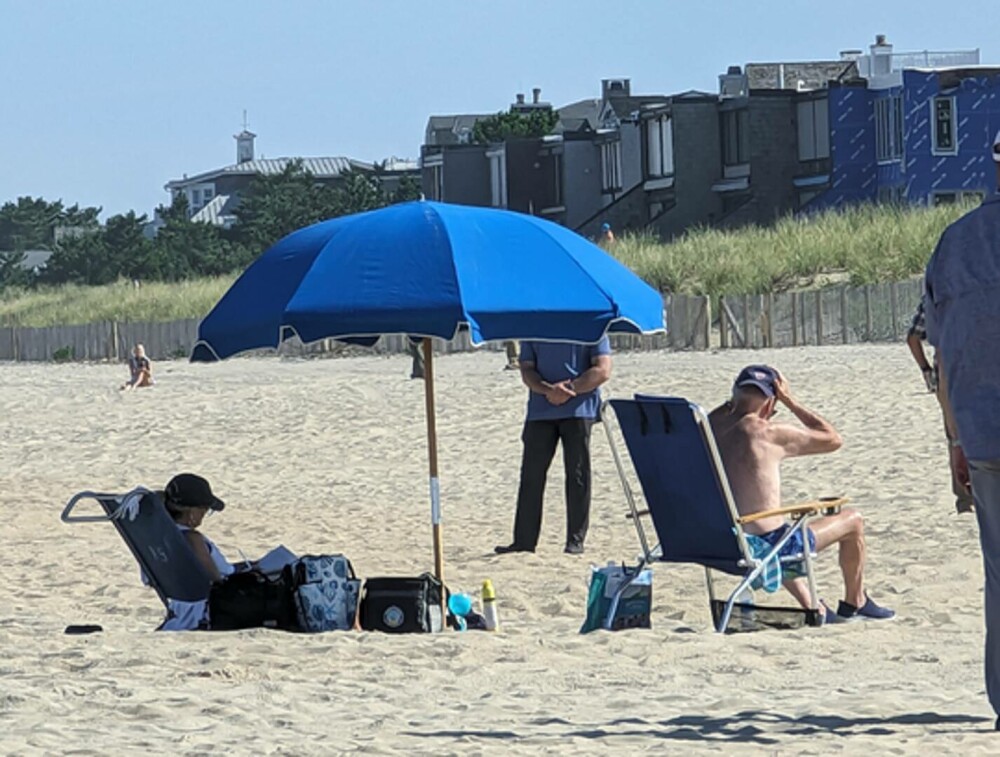 Joe Biden, surprins la bustul gol pe plajă, la Rehoboth Beach. Preşedintele american a stârnit un val de critici - Imaginea 2