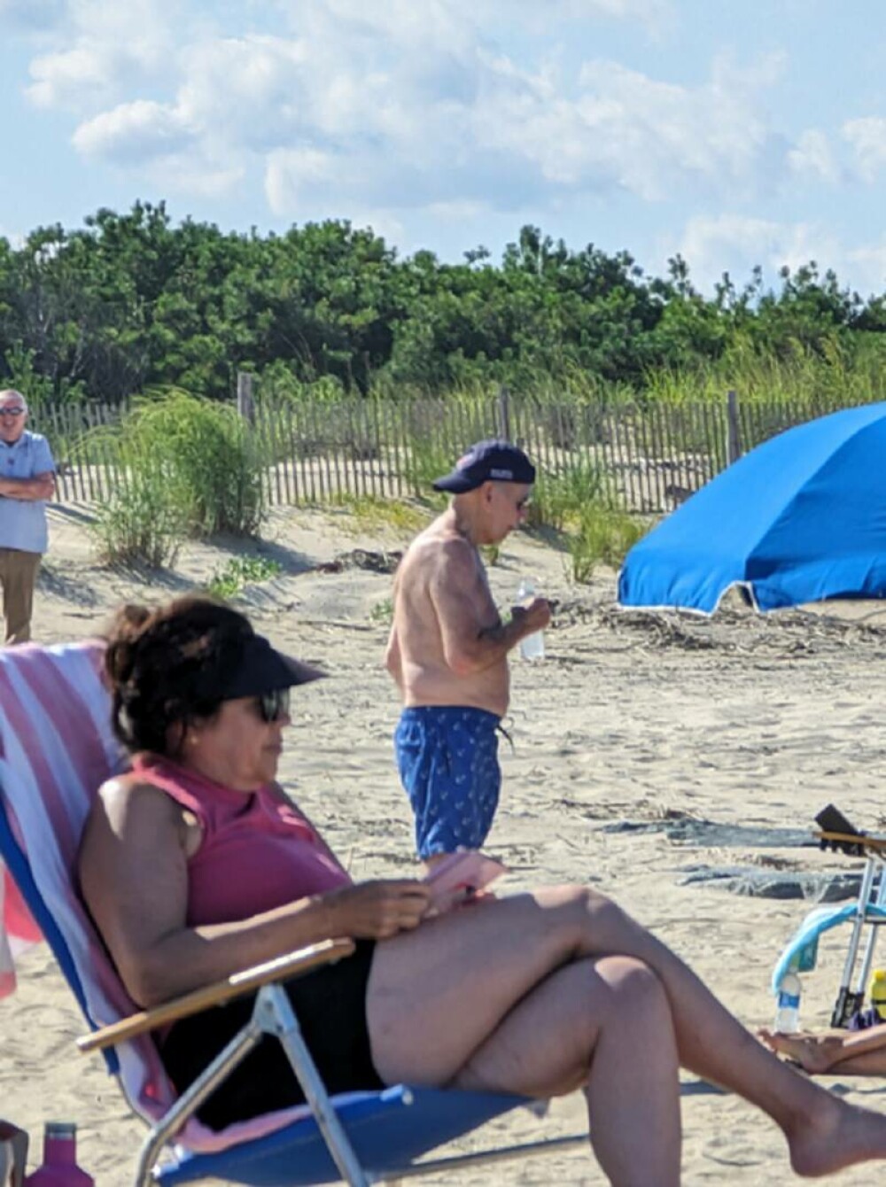 Joe Biden, surprins la bustul gol pe plajă, la Rehoboth Beach. Preşedintele american a stârnit un val de critici - Imaginea 3