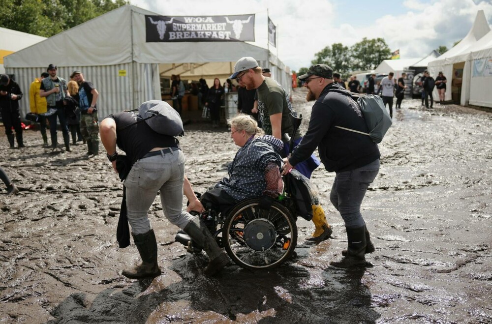 Condiţii meteo infernale la cel mai mare festival rock din lume. Mașinile petrecăreților au rămas blocate în noroi. FOTO - Imaginea 6