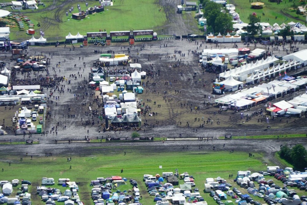 Condiţii meteo infernale la cel mai mare festival rock din lume. Mașinile petrecăreților au rămas blocate în noroi. FOTO - Imaginea 8