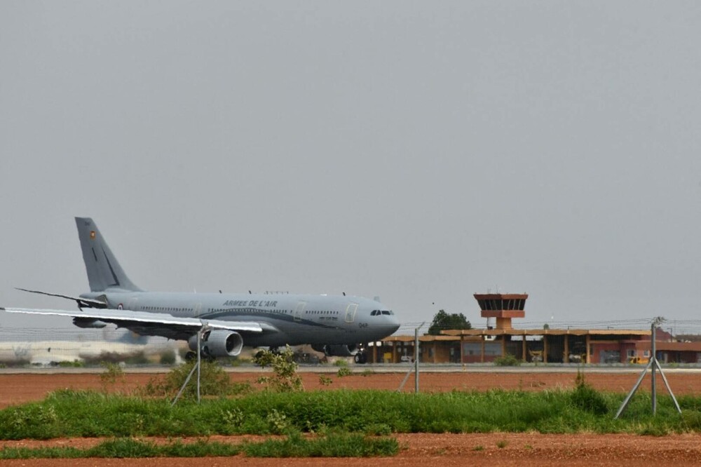 A început evacuarea europenilor din Niger. Primul avion a decolat de la Niamey. GALERIE FOTO - Imaginea 7