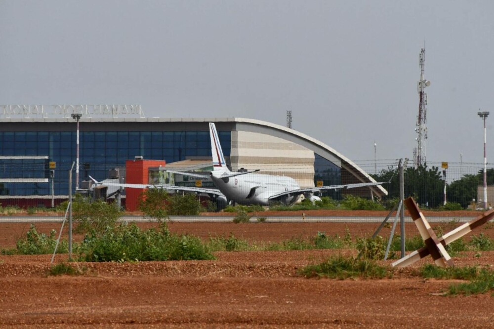 A început evacuarea europenilor din Niger. Primul avion a decolat de la Niamey. GALERIE FOTO - Imaginea 5