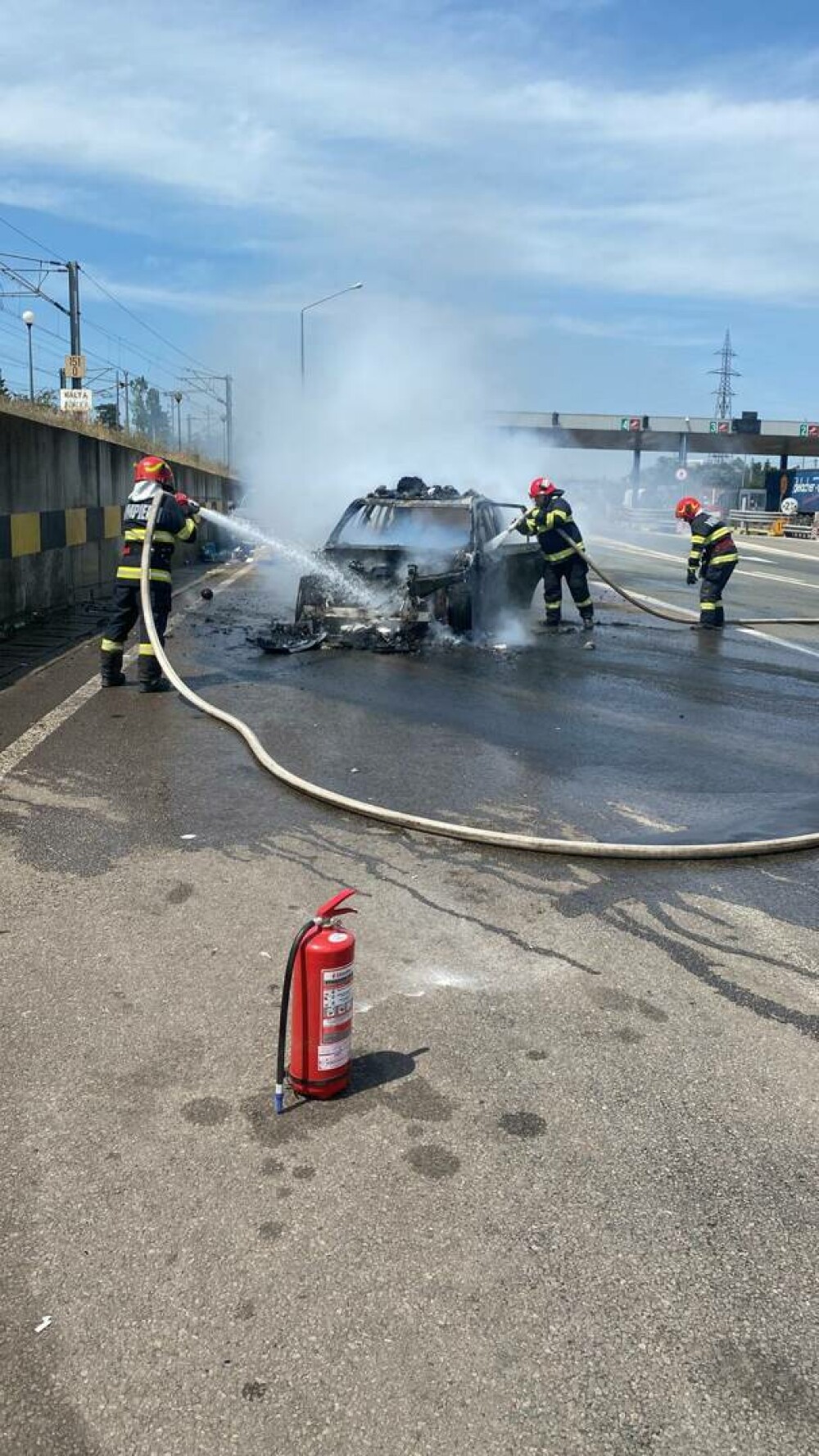 O mașină a luat foc la stația de taxare Fetești. Autoturismul a ars în totalitate | FOTO - Imaginea 3