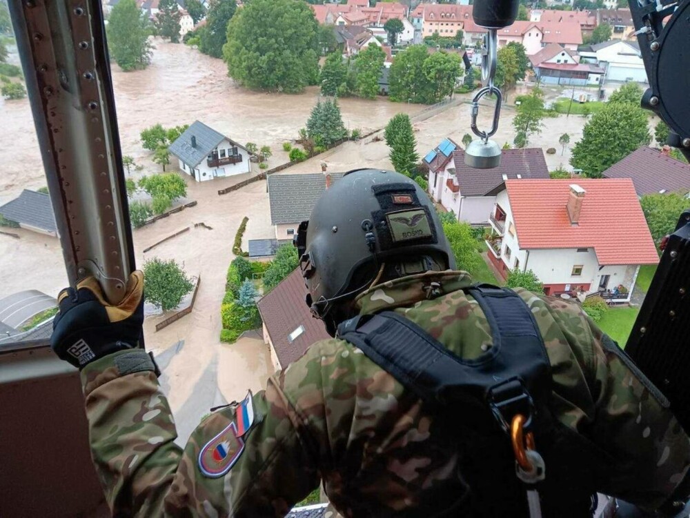 Slovenia, lovită de inundaţii de proporţii „biblice”. Apa a atins 2 metri în unele locuri. VIDEO - Imaginea 7