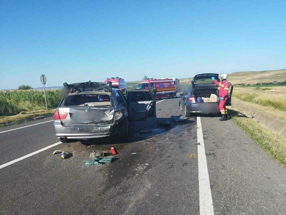 Accident cu trei autoturisme pe DN 17. Doi adulţi şi un copil sunt transportaţi la spital | FOTO - Imaginea 1