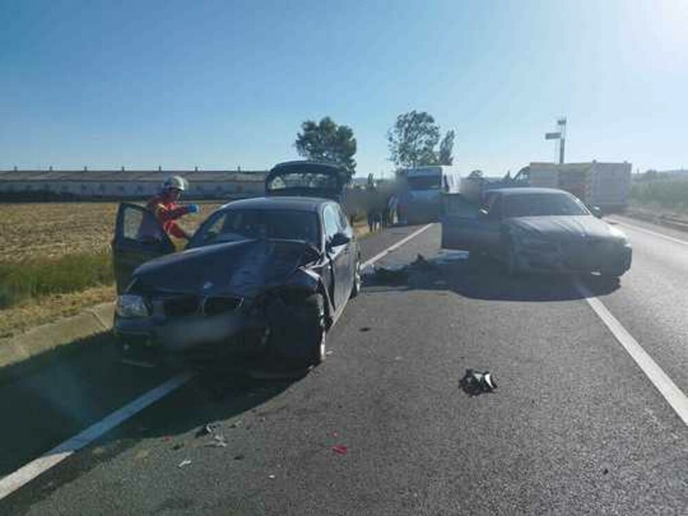 Accident cu trei autoturisme pe DN 17. Doi adulţi şi un copil sunt transportaţi la spital | FOTO - Imaginea 2