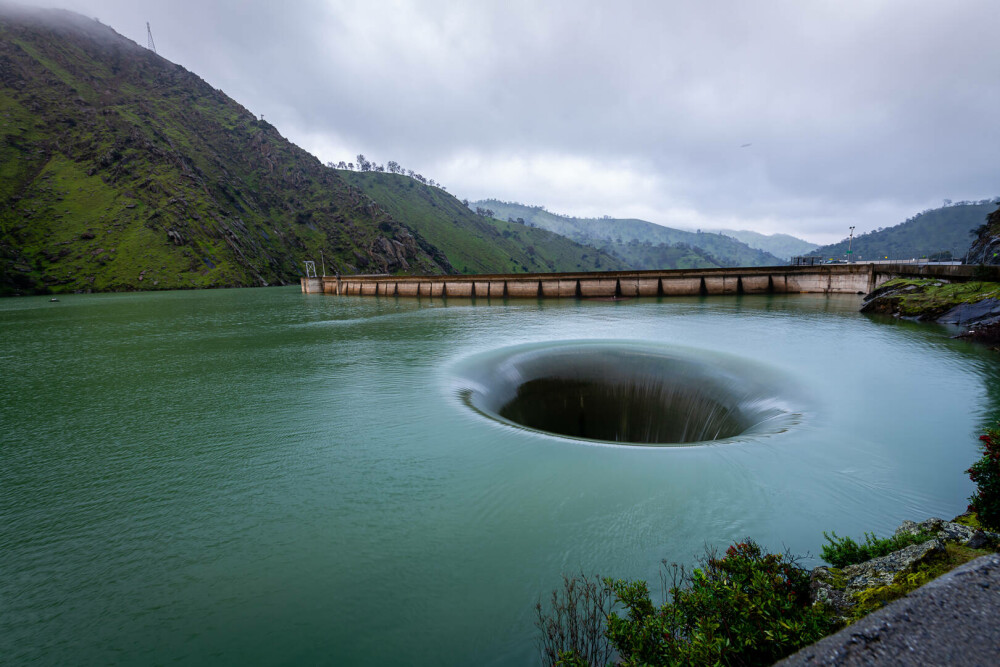 „Un portal către mijlocul pământului”. Groapa gigantică din mijlocul unui lac care a băgat groaza în oameni | GALERIE FOTO - Imaginea 1