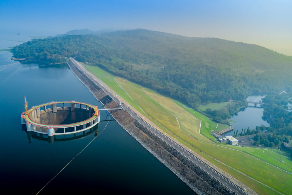 „Un portal către mijlocul pământului”. Groapa gigantică din mijlocul unui lac care a băgat groaza în oameni | GALERIE FOTO - Imaginea 2