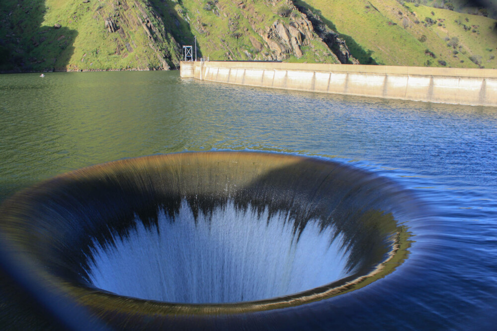 „Un portal către mijlocul pământului”. Groapa gigantică din mijlocul unui lac care a băgat groaza în oameni | GALERIE FOTO - Imaginea 3