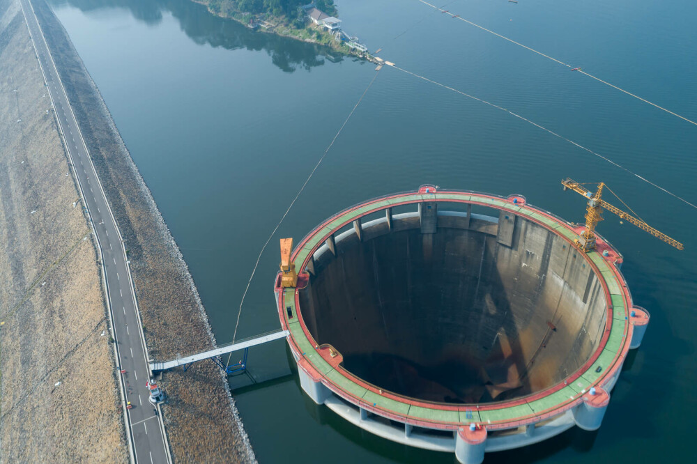 „Un portal către mijlocul pământului”. Groapa gigantică din mijlocul unui lac care a băgat groaza în oameni | GALERIE FOTO - Imaginea 6