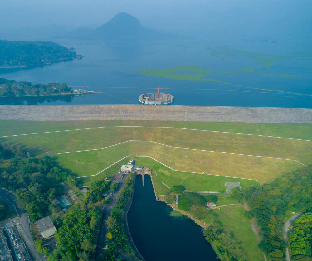 „Un portal către mijlocul pământului”. Groapa gigantică din mijlocul unui lac care a băgat groaza în oameni | GALERIE FOTO - Imaginea 7