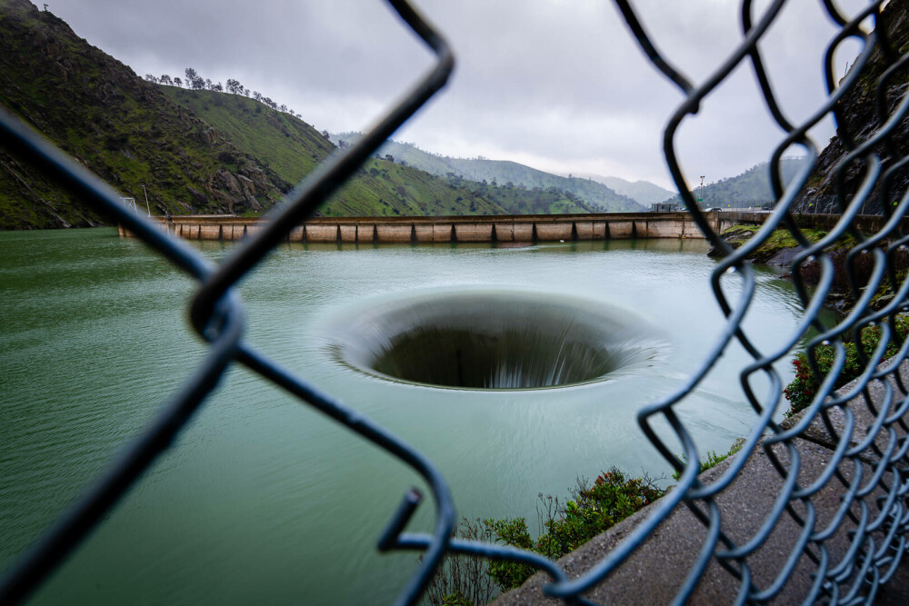 „Un portal către mijlocul pământului”. Groapa gigantică din mijlocul unui lac care a băgat groaza în oameni | GALERIE FOTO - Imaginea 8