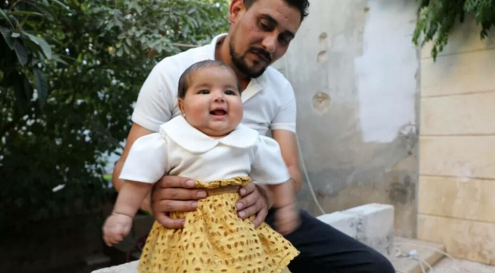 Cum arată Afraa, bebelușul născut prin dărâmături, la șase luni de la cutremurul din Siria. Este crescută de mătușa ei - Imaginea 2