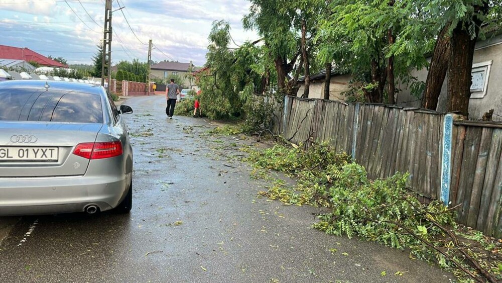 „E jale mare”. România, lovită de furtuni violente. Străzi inundate, copaci doborâți de vânt, mașini răsturnate. FOTO/VIDEO - Imaginea 5
