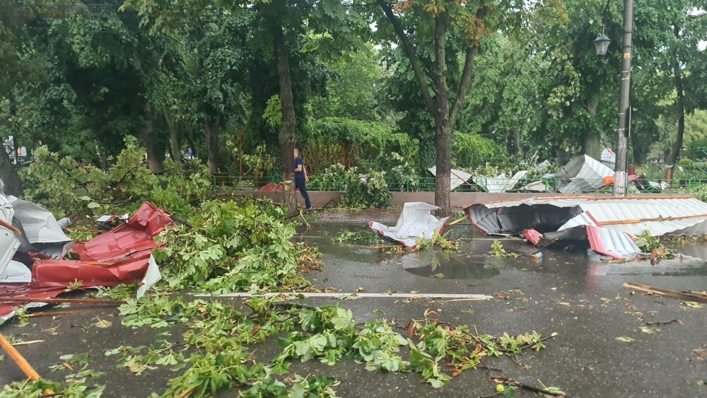 „E jale mare”. România, lovită de furtuni violente. Străzi inundate, copaci doborâți de vânt, mașini răsturnate. FOTO/VIDEO - Imaginea 20