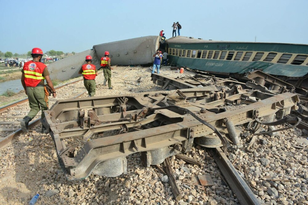 Bilanțul victimelor accidentului de tren din Pakistan: cel puțin 30 de morți și 100 de răniți. Ce spun anchetatorii | FOTO - Imaginea 6