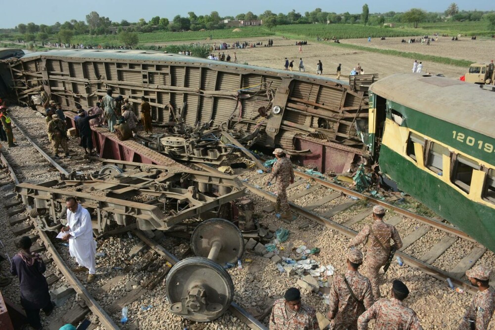 Bilanțul victimelor accidentului de tren din Pakistan: cel puțin 30 de morți și 100 de răniți. Ce spun anchetatorii | FOTO - Imaginea 3