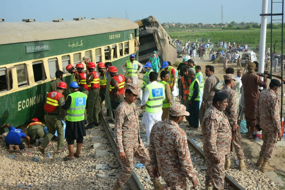 Bilanțul victimelor accidentului de tren din Pakistan: cel puțin 30 de morți și 100 de răniți. Ce spun anchetatorii | FOTO - Imaginea 4