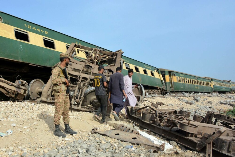 Bilanțul victimelor accidentului de tren din Pakistan: cel puțin 30 de morți și 100 de răniți. Ce spun anchetatorii | FOTO - Imaginea 5