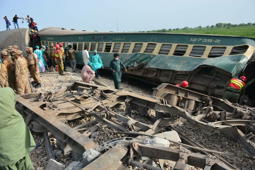 Bilanțul victimelor accidentului de tren din Pakistan: cel puțin 30 de morți și 100 de răniți. Ce spun anchetatorii | FOTO - Imaginea 1