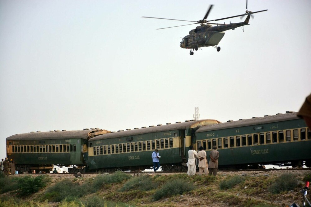 Bilanțul victimelor accidentului de tren din Pakistan: cel puțin 30 de morți și 100 de răniți. Ce spun anchetatorii | FOTO - Imaginea 7