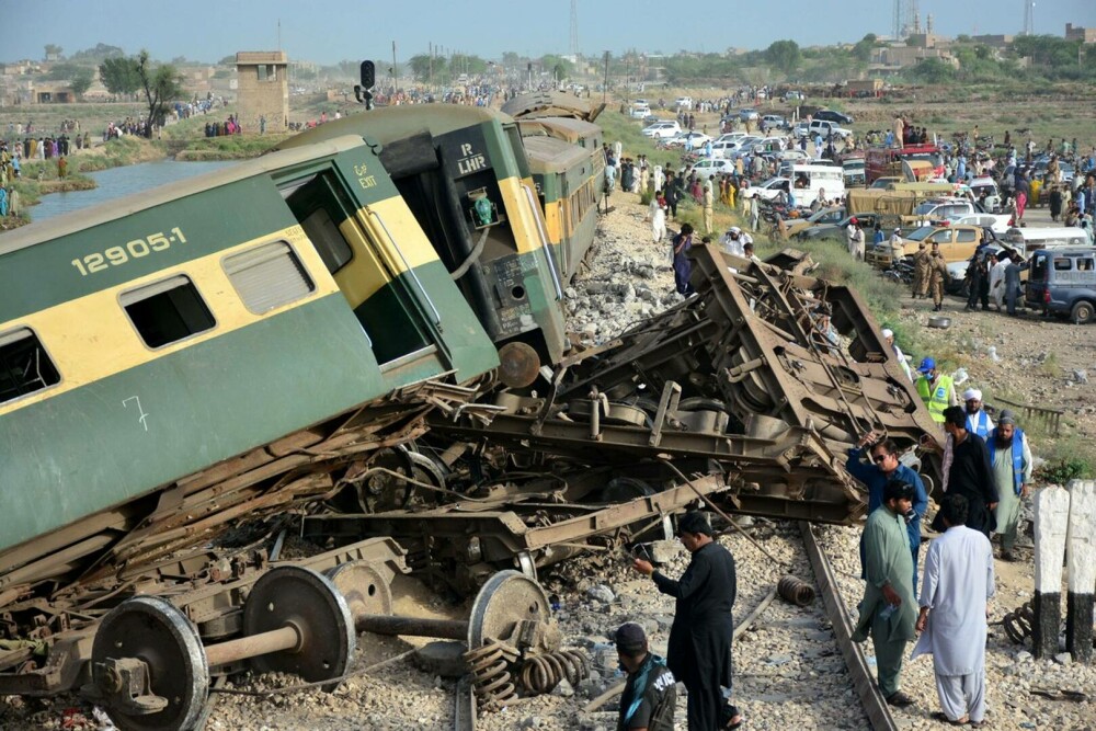 Bilanțul victimelor accidentului de tren din Pakistan: cel puțin 30 de morți și 100 de răniți. Ce spun anchetatorii | FOTO - Imaginea 9