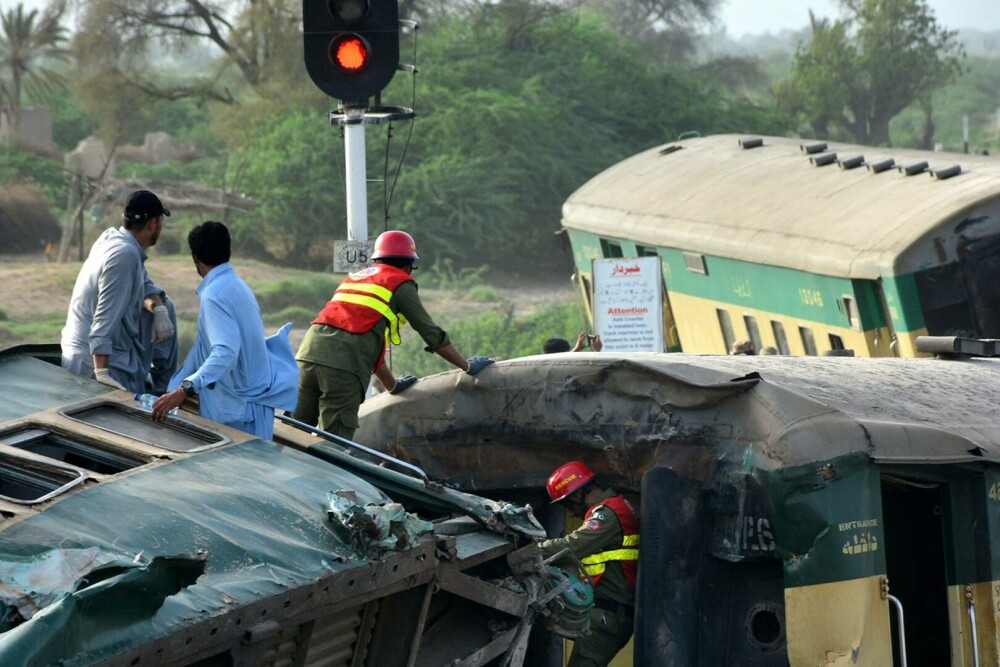 Bilanțul victimelor accidentului de tren din Pakistan: cel puțin 30 de morți și 100 de răniți. Ce spun anchetatorii | FOTO - Imaginea 10