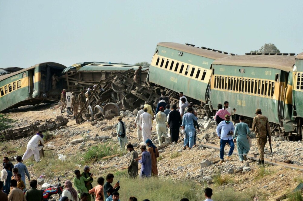 Bilanțul victimelor accidentului de tren din Pakistan: cel puțin 30 de morți și 100 de răniți. Ce spun anchetatorii | FOTO - Imaginea 11