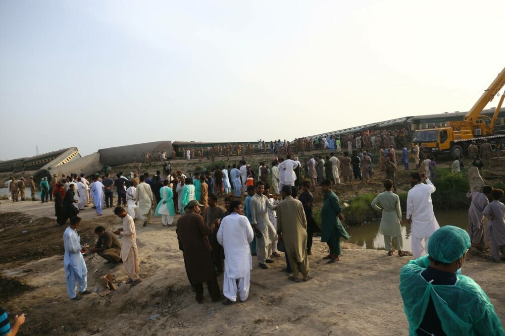 Bilanțul victimelor accidentului de tren din Pakistan: cel puțin 30 de morți și 100 de răniți. Ce spun anchetatorii | FOTO - Imaginea 12