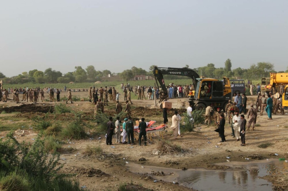 Bilanțul victimelor accidentului de tren din Pakistan: cel puțin 30 de morți și 100 de răniți. Ce spun anchetatorii | FOTO - Imaginea 13