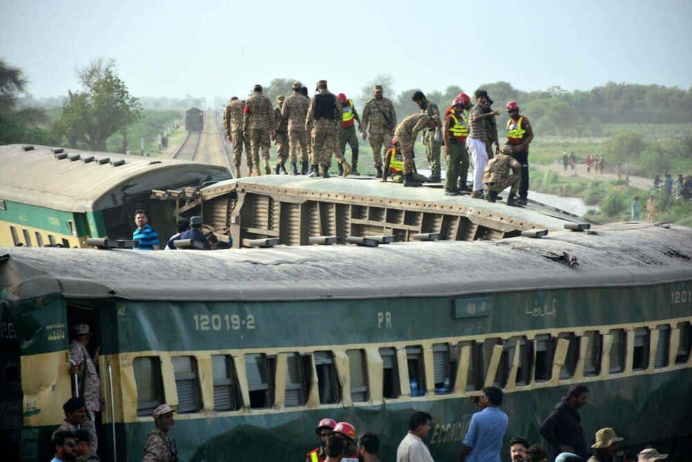 Bilanțul victimelor accidentului de tren din Pakistan: cel puțin 30 de morți și 100 de răniți. Ce spun anchetatorii | FOTO - Imaginea 15