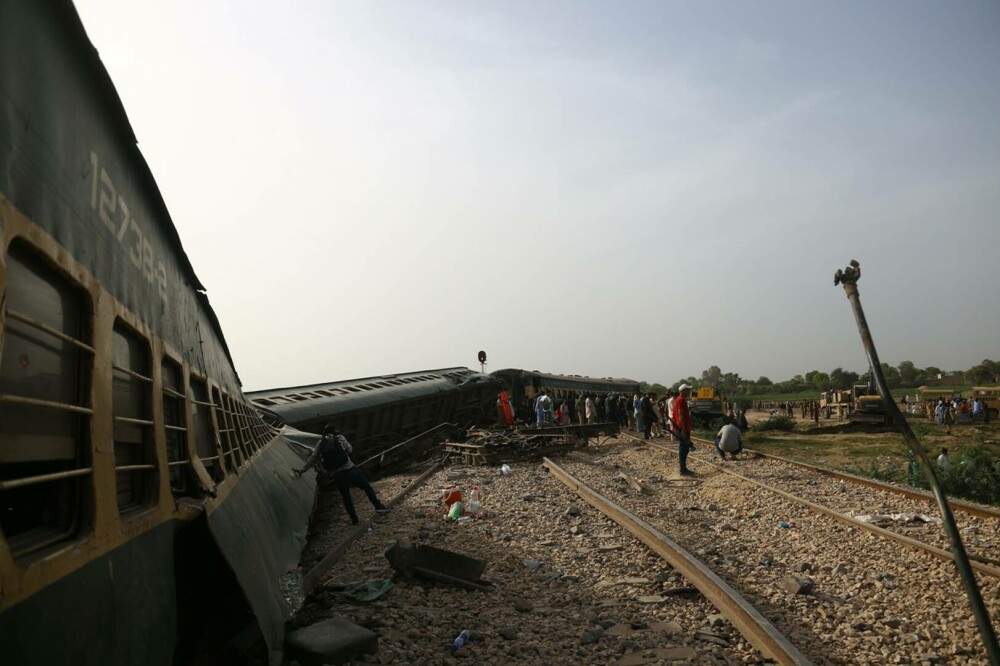 Bilanțul victimelor accidentului de tren din Pakistan: cel puțin 30 de morți și 100 de răniți. Ce spun anchetatorii | FOTO - Imaginea 16