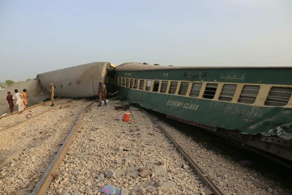 Bilanțul victimelor accidentului de tren din Pakistan: cel puțin 30 de morți și 100 de răniți. Ce spun anchetatorii | FOTO - Imaginea 18