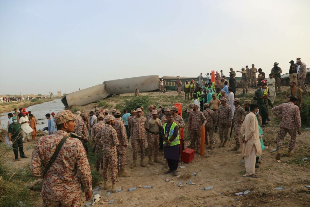 Bilanțul victimelor accidentului de tren din Pakistan: cel puțin 30 de morți și 100 de răniți. Ce spun anchetatorii | FOTO - Imaginea 19