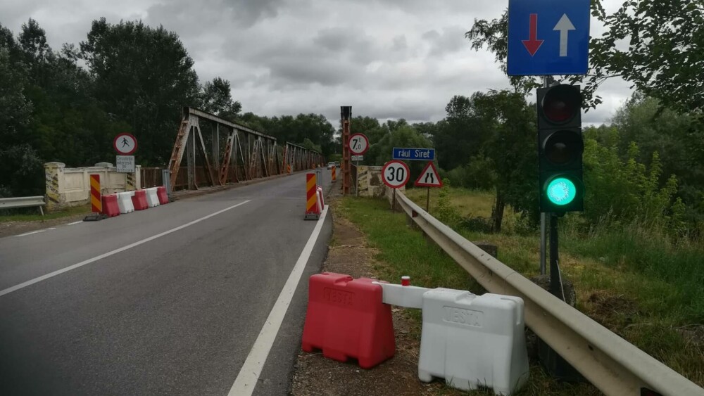 Un semafor a fost pus sub lacăt pe un pod de peste Siret, pentru a nu fi furat. Anunțul DRDP Iași | FOTO - Imaginea 1