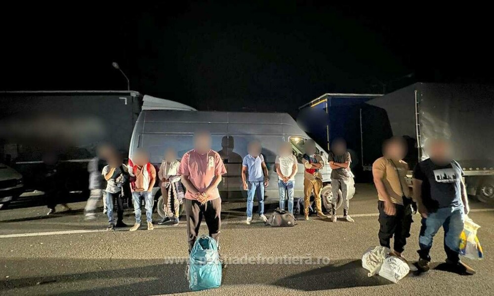 Peste 50 de cetăţeni străini, ascunși în patru autoutilitare care încercau să iasă ilegal din ţară prin judeţul Arad. FOTO - Imaginea 2